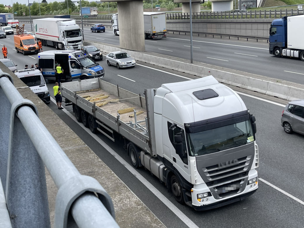 Poważny wypadek na S8. BMW rozpruło się o naczepę ciężarówki