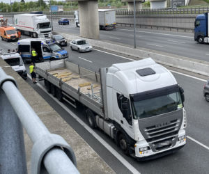Poważny wypadek na S8. BMW rozpruło się o naczepę ciężarówki