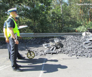 Tragiczny wypadek w Tychach. Ciężarówka z węglem przewróciła się na samochód osobowy. Jedna osoba nie żyje [ZDJĘCIA]