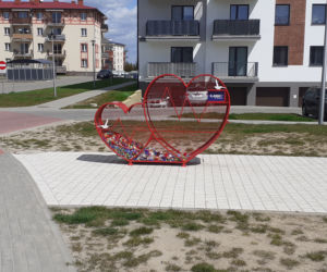 Podwójne serce na nakrętki stanęło na iławskim osiedlu Piastowskim