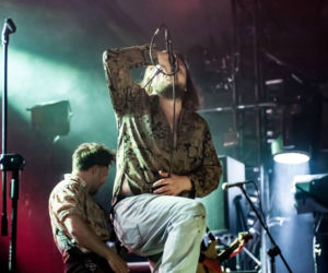 Skrupulatnie wyreżyserowany groteskowy spektakl okraszony nutą surrealizmu – Avatar zawładną Warszawą [RELACJA]