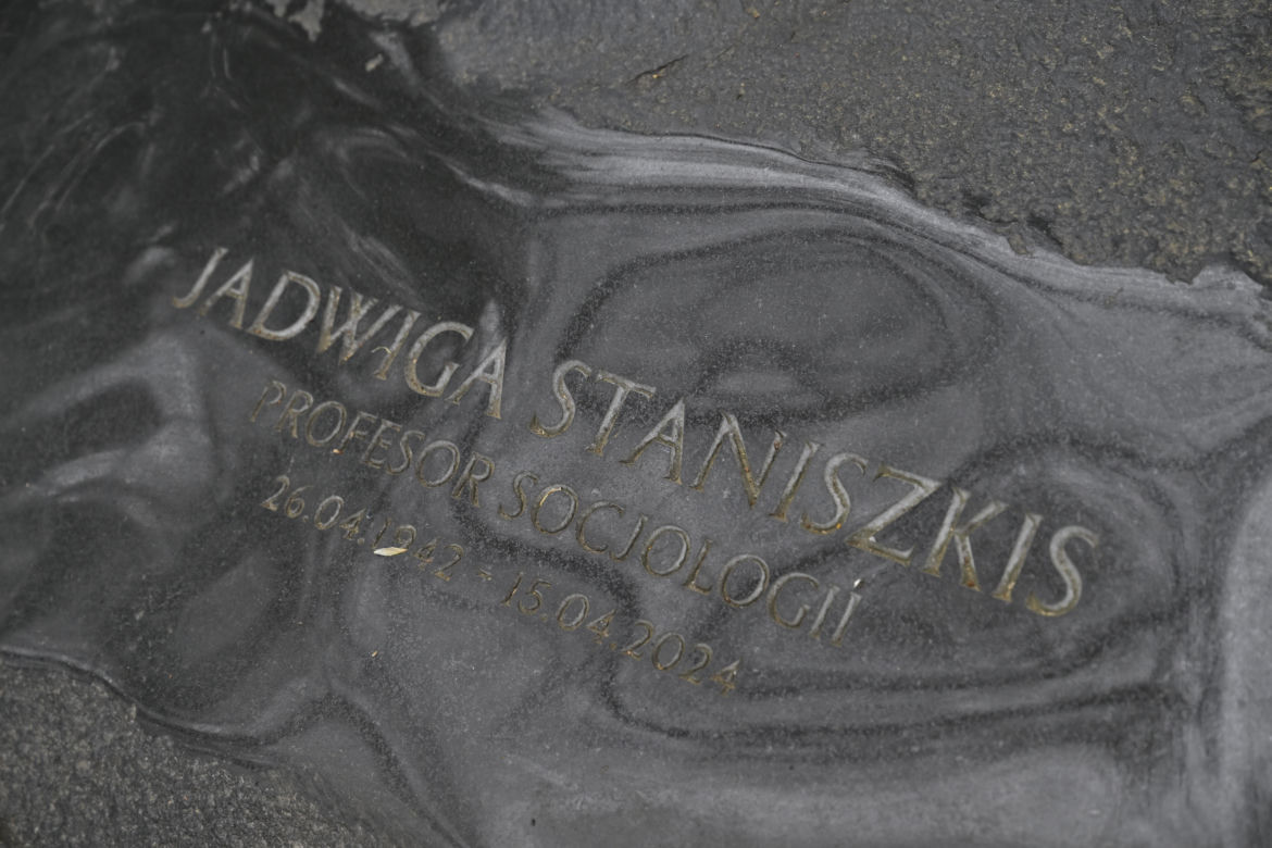 Tak wygląda grób prof. Jadwigi Staniszkis dwa lata po śmierci