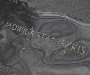 Tak wygląda grób prof. Jadwigi Staniszkis dwa lata po śmierci
