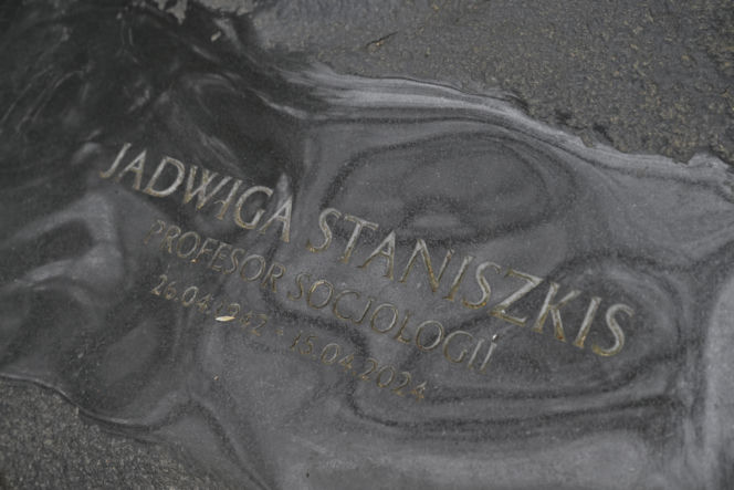 Tak wygląda grób prof. Jadwigi Staniszkis dwa lata po śmierci