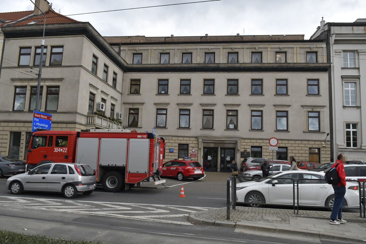 Pilna akcja służb pod biurem rzecznika praw obywatelskich. Tajemnicza fiolka w kopercie 