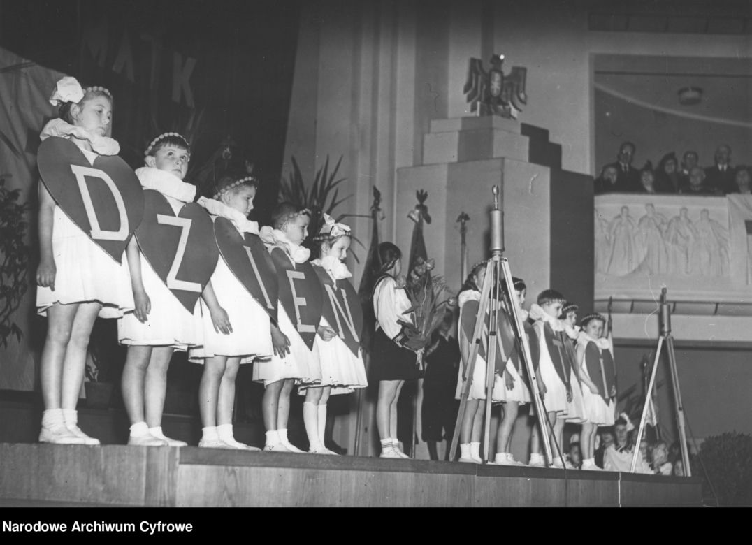 Dzieci podczas występów z okazji Dnia Matki. Rok 1939