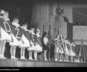 Dzieci podczas występów z okazji Dnia Matki. Rok 1939