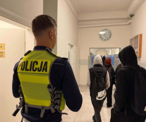 Strach przed nożownikami dotarł do podlaskich szkół. Policja wydała komunikat