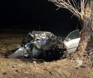 Mercedes uderzył w drzewo, aż wypadł silnik. Tragedia na drodze pod Lubinem