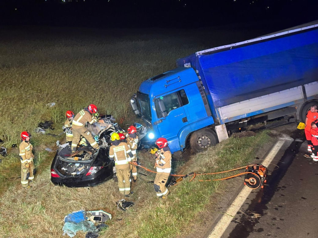 Kierowca mercedesa wjechał pod ciężarówkę 