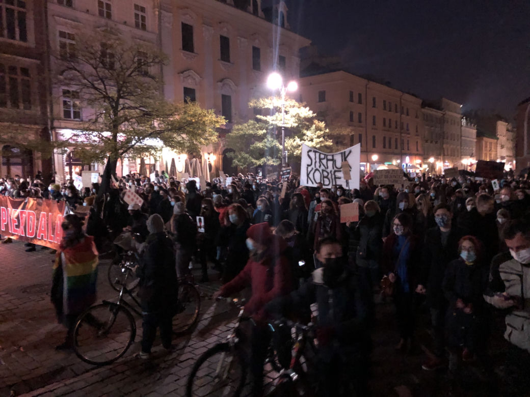 Kilka tysięcy osób na kolejnym proteście w Krakowie przeciw zaostrzeniu prawa aborcyjnego