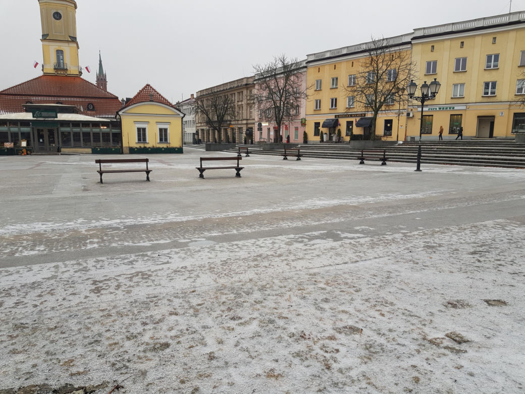 Gołoledź, marznące opady i oblodzone chodniki. Tak wyglądał poranek na drogach w Białymstoku