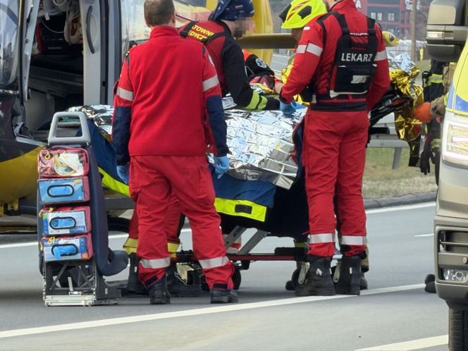 Koszmarna kraksa kilku aut na drodze krajowej pod Warszawą. Lądował śmigłowiec LPR