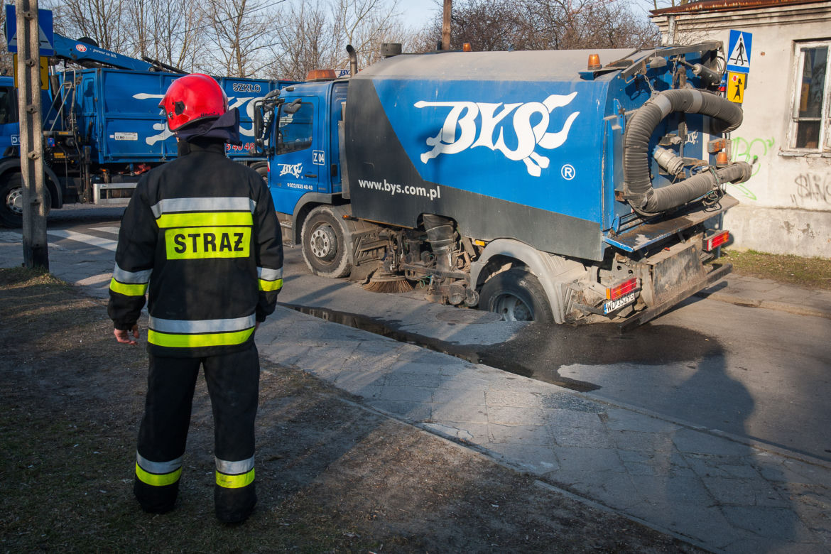 Jezdnia zapadła się pod śmieciarką