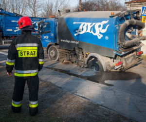 Jezdnia zapadła się pod śmieciarką
