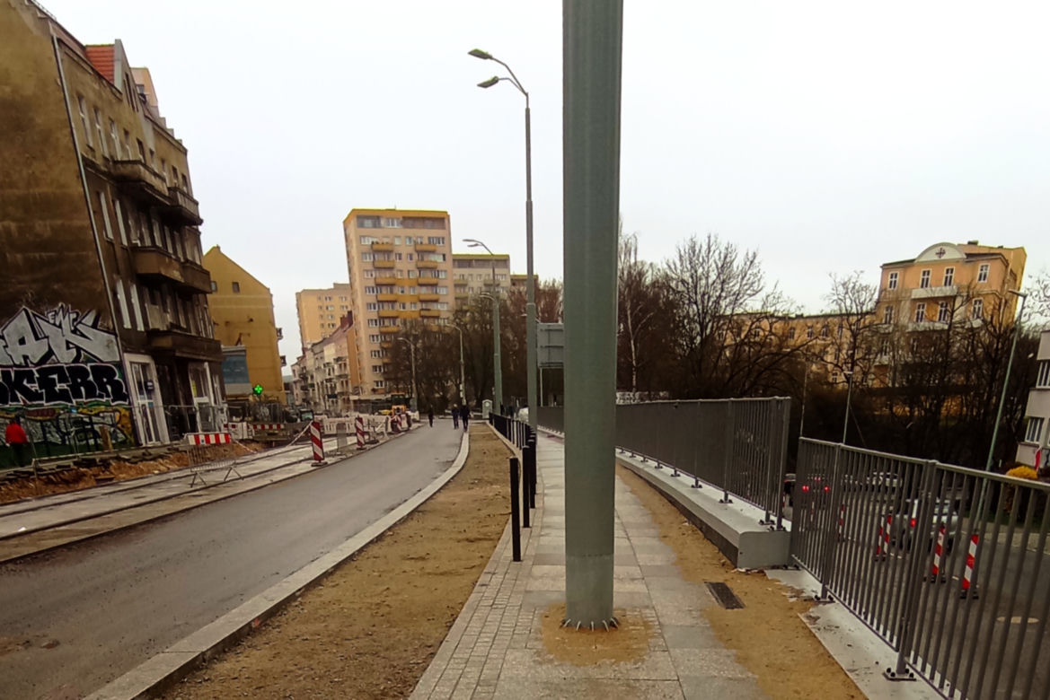 Słupy utrudniają życie pieszym na al. Wyzwolenia