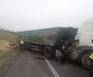 Przewrócona ciężarówka na S7
