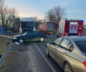 Pątnów. Osobówka odbiła się od dwóch TIR-ów. Ranny kierowca