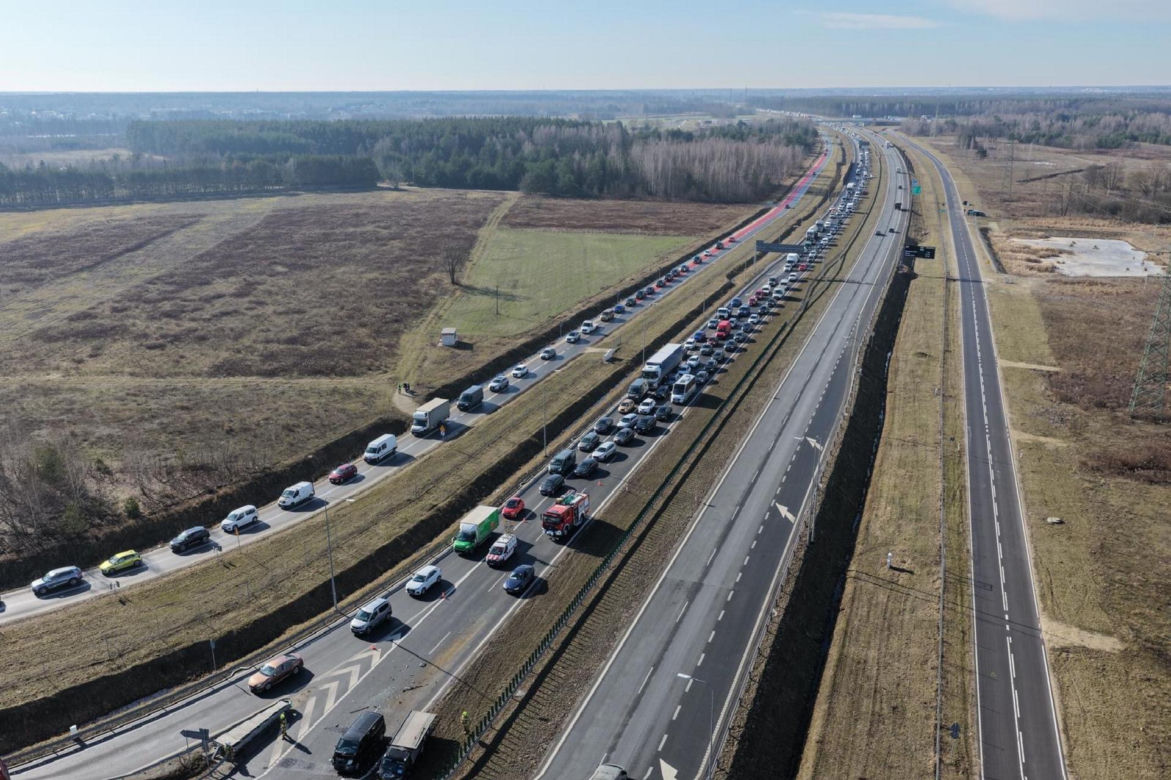 Groźny wypadek na S7. Sześć aut rozbitych, śmigłowiec LPR w akcji