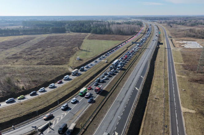 Groźny wypadek na S7. Sześć aut rozbitych, śmigłowiec LPR w akcji