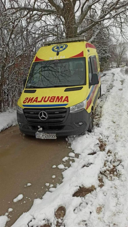 Karetka ugrzęzła w śniegu. Chorego wieźli na saniach.