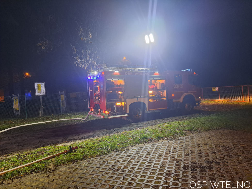 Luksusowy samochód stanął w płomieniach! Nocna akcja strażaków pod Bydgoszczą [ZDJĘCIA]