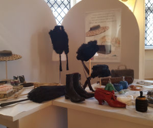 Buty do stóp lotosowych, wachlarze, gorsety i szkła toaletowe! Muzeum Okręgowe w Rzeszowie kupiło nowe eksponaty! [WIDEO, FOTO]