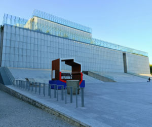 Patriotyczna ławka przed CSK