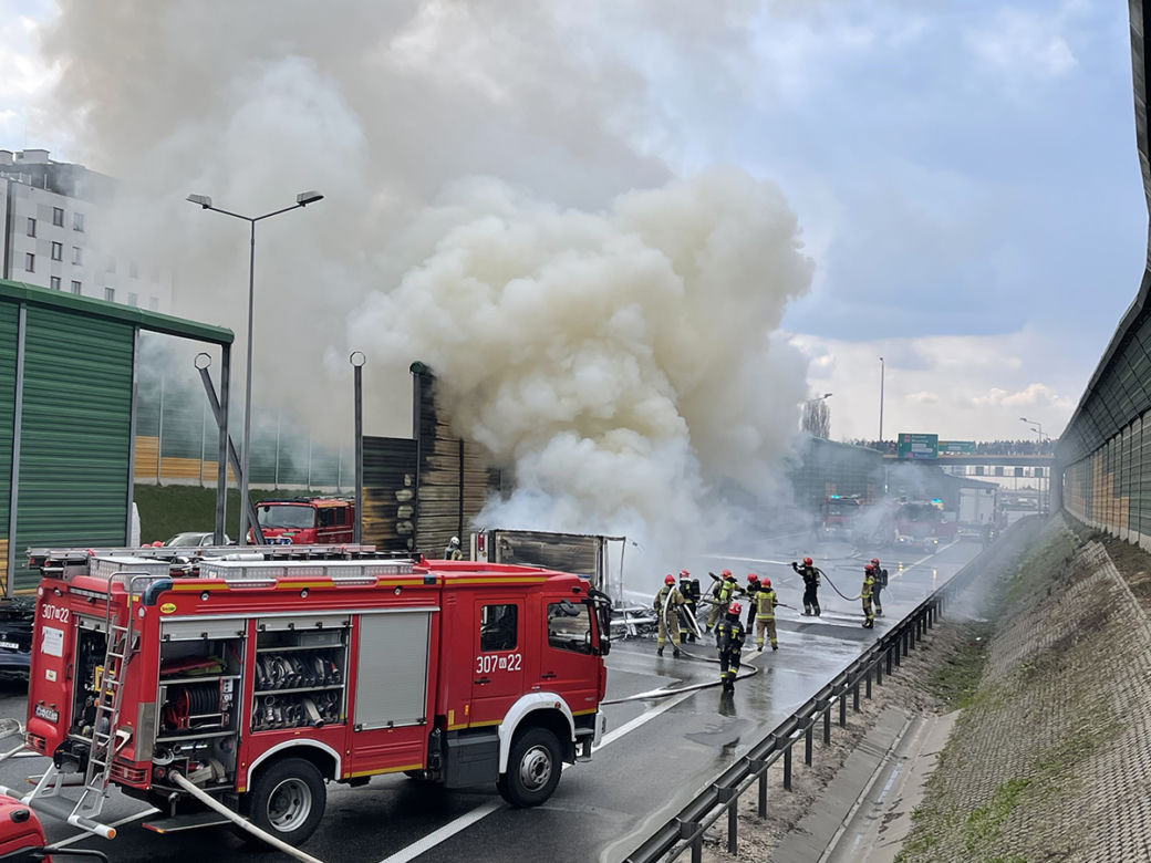 Wypadek na trasie S8 w Warszawie. Przerażająca śmierć kierowcy ciężarówki 