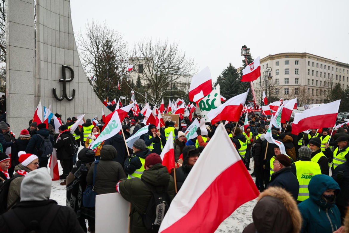 Tłumy rozpoczęły protest pod Sejmem! Uczestnicy solidarni z Mariuszem Kamińskim i Maciejem Wąsikiem