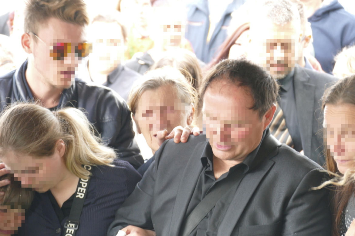 Baloniki poleciały w górę, kiedy opuszczano trumnę z ciałem Kamilka. Pogrzeb Kamilka z Częstochowy