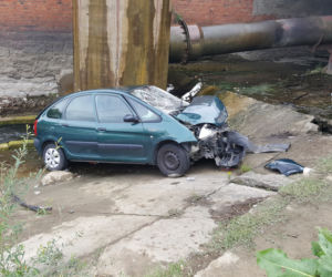 Auto przebiło barierki i wleciało do ujścia Trynki do Wisły w Grudziądzu