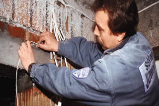 Instalacje alarmowe - najpierw kable, potem reszta. Montujemy instalację przewodową