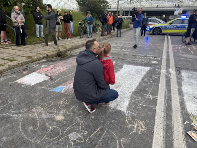 "Cichy marsz" w Krakowie po tragicznym wypadku. Zginęło młode małżeństwo