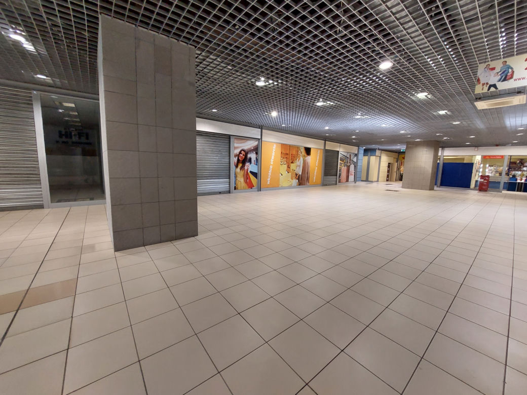 Centrum handlowe Belg straszy pustkami. Ostatni sprzedawcy i garstka klientów