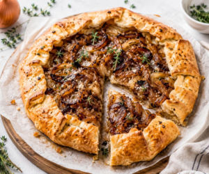 Cebulowa galette po francusku. Chrupiące ciasto i karmelizowana cebula robią tu całą magię