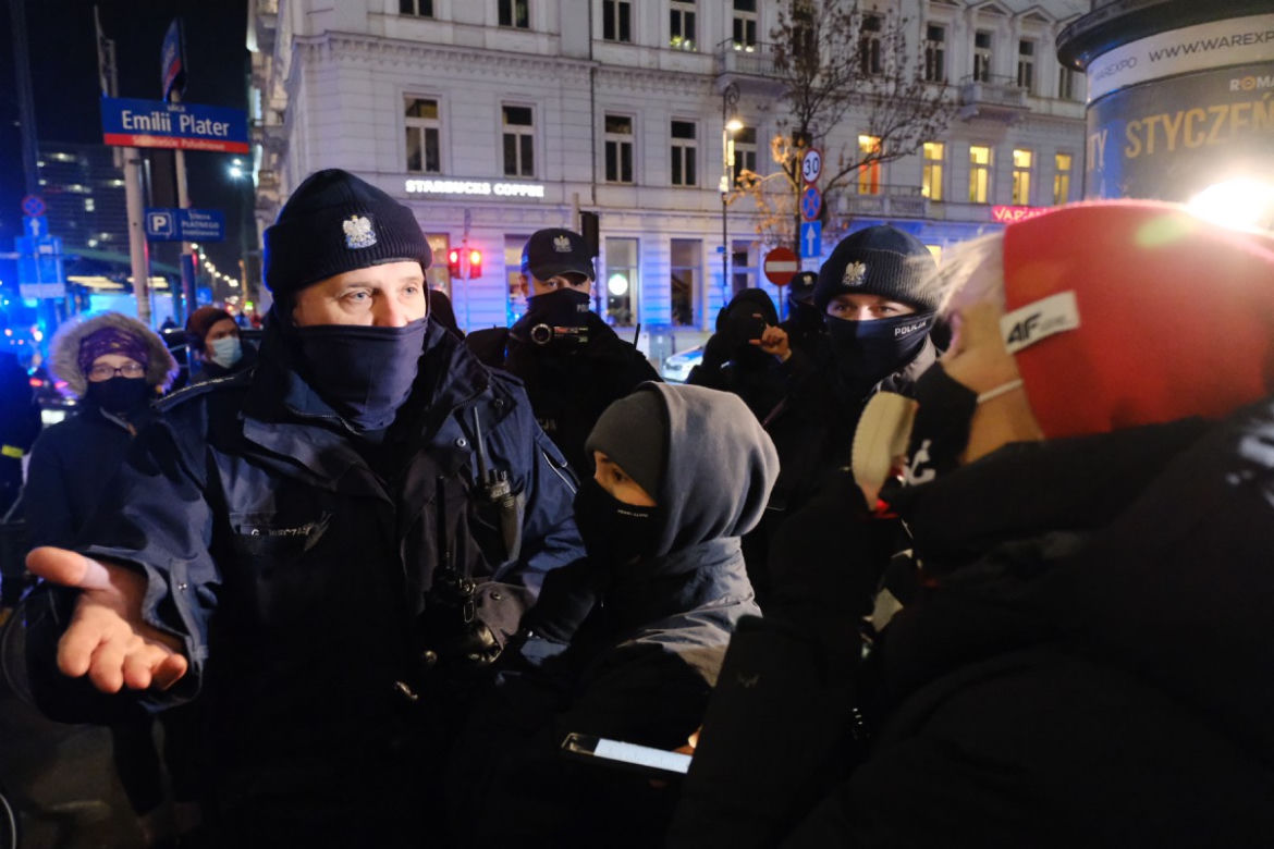 Policjanci zatrzymali uczestnika protestu kobiet