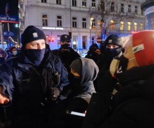 Policjanci zatrzymali uczestnika protestu kobiet