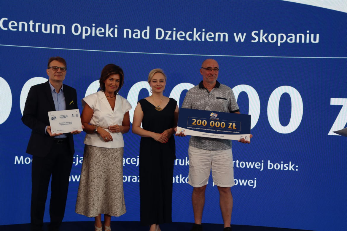 Ponad 7 mln zł dla lokalnych projektów. Na Służewcu wręczono czeki laureatom programu „Sportowo Kulturalnie Lokalnie”.