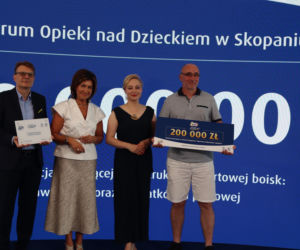 Ponad 7 mln zł dla lokalnych projektów. Na Służewcu wręczono czeki laureatom programu „Sportowo Kulturalnie Lokalnie”.