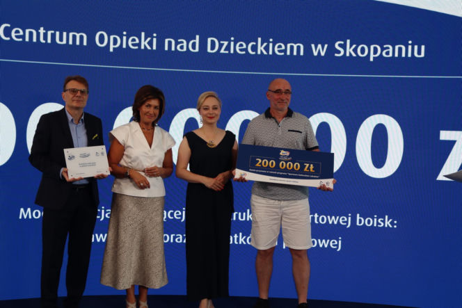 Ponad 7 mln zł dla lokalnych projektów. Na Służewcu wręczono czeki laureatom programu „Sportowo Kulturalnie Lokalnie”.