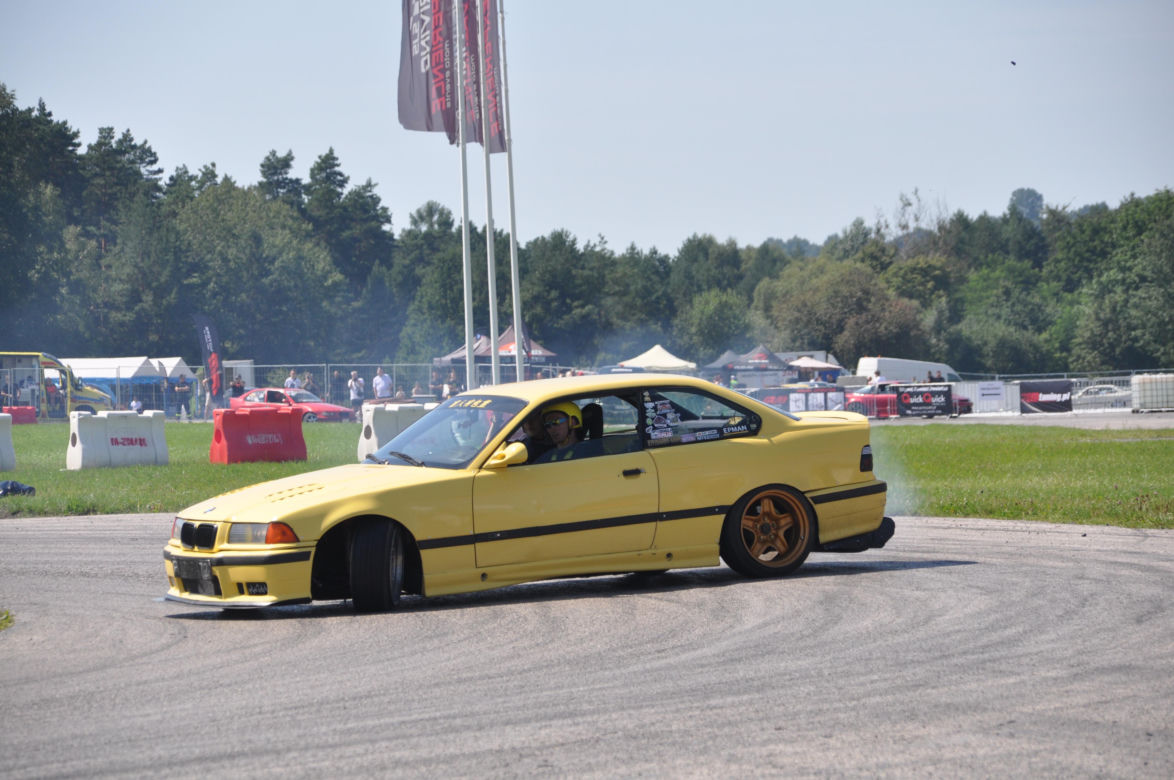 Auto Moto Fiesta 2023 na Torze Kielce. Dużo pięknych samochodów i pokazy driftu