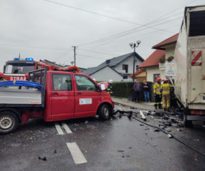 Wypadek w Stróżach. Dostawczak staranowany przez ciężarówkę