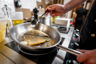 Jak smażyć rybę bez błędów – 5 trików, które sprawią, że ryba zawsze wyjdzie idealnie