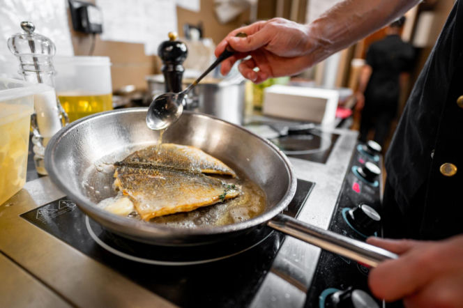 Jak smażyć rybę bez błędów – 5 trików, które sprawią, że ryba zawsze wyjdzie idealnie