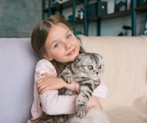 Dzień Kota z dziećmi? 7 pomysłów na zabawy, które pokochają mali i duzi