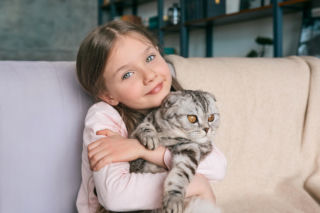 Dzień Kota z dziećmi? 7 pomysłów na zabawy, które pokochają mali i duzi