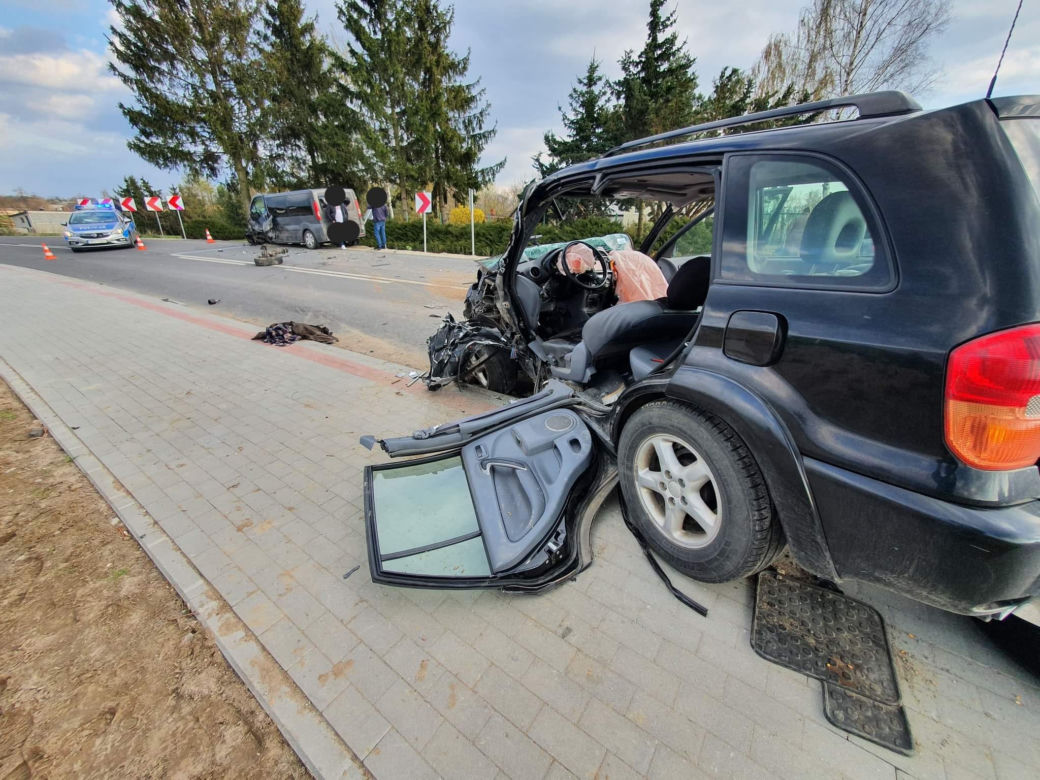 Czołówka pod Płockiem! Renault zupełnie zmiażdżone. Lądował śmigłowiec [ZDJĘCIA]
