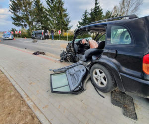 Czołówka pod Płockiem! Renault zupełnie zmiażdżone. Lądował śmigłowiec [ZDJĘCIA]