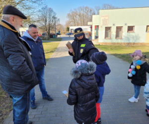 Strażnicy miejscy z Grudziądza rozpoczęli akcję rozdawania torebek na psie odchody